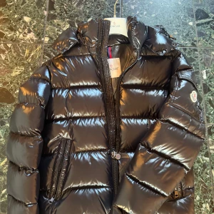 Moncler Maya (2025 nyskick) - Säljer min helt nya Maya som är använd runt 3 gånger då jag inte gillade den och det var för sent att skicka tillbaka. Har original frakt låda alla lappar, påsen, galgen, allting fås med. Har kvitto på papper och på mailen. Vid funderingar hör av er :)