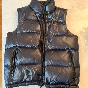 Ralph Lauren väst  - En jättefin mörkblå väst som har mycket bra skick, samma som ny! Den har knappt använts. Väldig prisvärt!