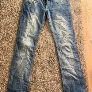 Lågmidjade jeans - Super snygga lågmidjade jeans som tyvärr är för små. De är köpa på Vinted. Kontakta vid frågor eller intresse🌸😁dragkedjan är lite trög