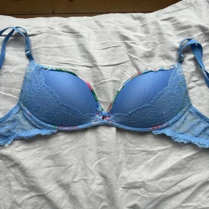 Intimissimi gioia push up bh blå - Finns ingen storlek men skulle gissa ca 75c/b. Säljer då jag köpte en annan vara på vinted men fick hem denna istället. Yttre tyget har klippts bort (bild 3) därav lite lösa trådar.              Fin havsblå färg, kom gärna med prisförslag 💕