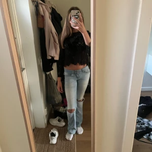 Svart spetsblus med volanger från Zara - Lägat pris 99kr skriv för mer bilder eller info! Storlek XS