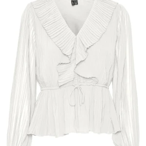 Vit blus med volang  - Vit blus från vero moda. Ny skick