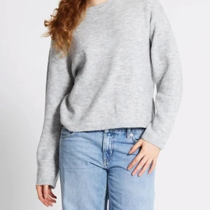 Grå stickad tröja från lager 157 - Mysig grå stickad tröja med rundad hals och långa ärmar. Perfekt tröja nu till hösten 🍁 