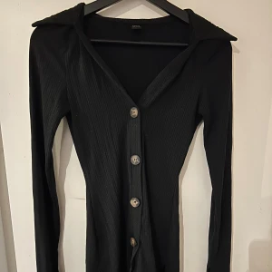 Svart långärmad tröja  - Svart långärmad tröja med knappar i stl S