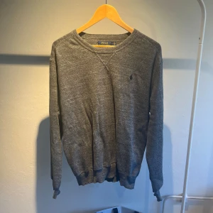 Ralph Lauren Tröja - Riktigt skön tröja med bra material! | Stl: M | Skick: 9/10 | Pris: 299kr! Tröjan hänger endast på galgen för bilden!