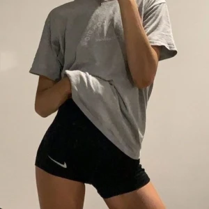 Nike Pro svarta träningsshorts - Nike Pro shorts i svart med vit logga och bred resår med Nike Pro-tryck. Tight passform och korta ben, perfekta för gymmet eller sport. Snygg och sportig look med stretchigt syntetmaterial som sitter skönt och följer kroppen.