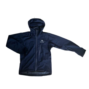 Svart windbreaker från Arc'teryx - Svart windbreaker från Arc’teryx i storlek S, köpt för 5499 kr på hemsidan. Skicket är bra men små tecken på användning finns, exempelvis ett litet hål på insidan av fickan (inget som syns). Bara att höra av vid frågor och priset är inte hugget i sten!