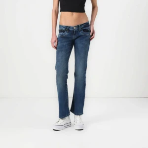 Lågmidjade bootcut jeans  - Jättesnygga LTB jeans i bootcut modell med låg midja ❤️ Köpta för något år sen, men inte särskilt använda 🥰 Storlek 28/30, men stretchiga i midjan, passar mig som oftast har M i byxor !! Jag köpte de för ca 700 och säljer för 350, men priset kan självklart diskuteras.  av dig för frågor och kolla gärna in min profil för bundles ❤️