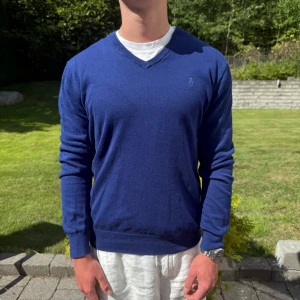 Blå v-ringad Ralph Lauren tröja  - Blå Ralph lauren V-neck  || Storlek S (Slim Fit) || tröjan är i bra skick, däremot sitter storleks tagen löst  || Mitt pris 499kr || modellen på bilden är 170cm och väger 63kg || Tveka inte på att höra av dig vid frågor eller funderingar 