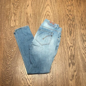 Dondup Jeans George W32 - Snygga dondup jeans i modellen George med Waist 32. Nypris: 3200