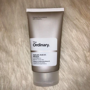 The Ordinary Salicylic Acid 2% Masque - HELT NYTT OCH ALDRIG ANVÄNT! En ansiktsmask från The Ordinary med 2% salicylsyra, perfekt för dig med oren eller fet hud. Tuben är stilren i matt grått med vit etikett och svart text. Masken är framtagen för att motverka finnar och ge en fräschare känsla till huden.