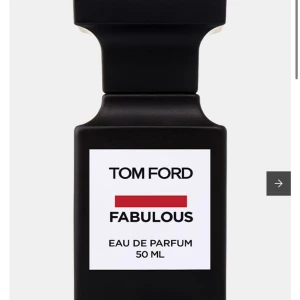Tom Ford F Fabulous EDP (INTRESSEKOLL) - Tom Ford F Fabulous EDP  50 ml i en stilren, svart flaska med vit etikett och röd detalj. Flaskan har en modern, kantig form och känns lyxig och exklusiv. Perfekt för dig som gillar statement-dofter och snygg design. Knappt använd ca 45 ML kvar. Original box medföljer