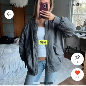 Oversized grå bomberjacka  - Bomberjacka köpt här på plick. Lånade bilder.