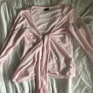 Ljusrosa omlottopp från Gina Tricot - Supersöt ljusrosa omlottopp från Gina Tricot i mjuk bomull. Den har använd ett fåtal gånger och är tidigare köpt för 400 och nu säljer jag den för 200💕