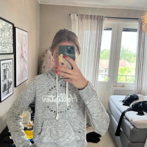 Hollister hoodie - Supergosig, lite croppad hoodie med broderade loggor. Tyvärr liiiite liten för mig💗