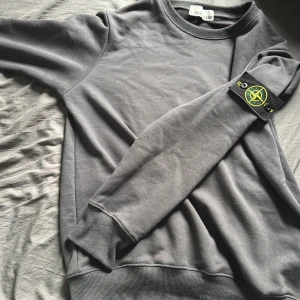 Stone Island sweatshirt - Säljer stone island sweatshirt använd 1 gång Storlek S skulle säga att den passar mellan 173-183 ish