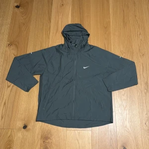 Nike miler - Hej säljer nu min gråa nike miler då den inte passar mig. Den är storlek XL men passar nog bättre som L. Den är i perfekt skick hör av dig om du har någon fråga. Pris kan diskuteras vid snabb affär 🤗