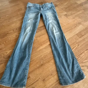 Lågmidjade bootcut jeans  - Snygga ljusblå lågmidjade bootcut jeans från Guess Jeans. Jeansen är i bra skick och passar någon med midjemåttet; 42 och innerbenslängden; 84. Storleken på etiketten är 29. Skulle säga att de motsvarar en S/M i storlek.     Det är bara att höra av sig vid frågor!☺️