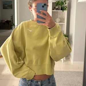Gul croppad sweatshirt från Nike - mjuk och mysig tröja