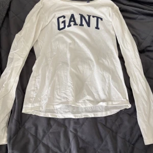 Långärmad  - Fin långärmad som är i ett mycket bra skick. Däremot lite små hål som man ser på bilden. Priser kan diskuteras 