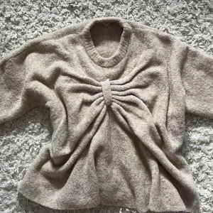 Arket tröja - INTRESSEKOLL!! På min stickade tröja från Arket, i väldigt bra skick och är endast använd ca 2 ggr💕Funderar på att sälja då jag inte tror att jag kommer använda den mer! Pris går absolut att diskutera 