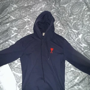 Mörkblå hoodie från Ami Paris - Säljer en mörkblå hoodie från Ami Paris. Den är väldigt skön att ha på sig. Den är väldigt svår att få tag i. Kom med bra bud! Svara inte på dåliga bud 
