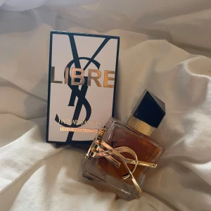 Yves Saint Laurent Libre Intense 30ml - YSL Libre Eau de Parfum Intense i 30ml flaska. Flaskan är fyrkantig med en lyxig guldlogga och detaljer, samt en svart asymmetrisk kork. Bestälde fel parfym så denna är aldrig använd! 