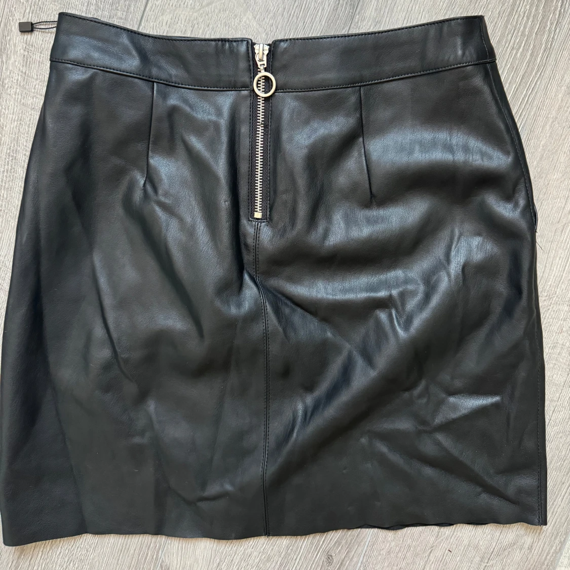 Svart skinnkjol med dragkedja