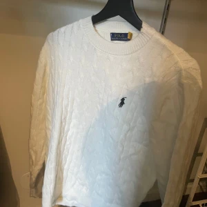 Vit stickad tröja från Polo Ralph Lauren - Säljer en vit stickad Ralph Laurent tröja. Passar perfekt nu till vintern✅ Storlek S passar ca 170-175. Pris kan diskuteras vid snabb affär hör av er vid frågor😁