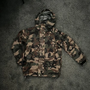 Bape X Mastermind Japan 2011 Gore-Tex jacka  - Extremt sällsynt Bape x Mastermind Japan 2011 Gore-Tex jacka, dessa går för cirka 7000kr-15000kr beroende på färg och skick. Storlek S väldigt bra skick samt fått den legitcheckad hos Sneakershyllan i Göteborg. Säljer billigt pga att jag inte har någon användning av den samt inte orkar lägga tid på lägga upp den på eBay, StockX eller liknande. 