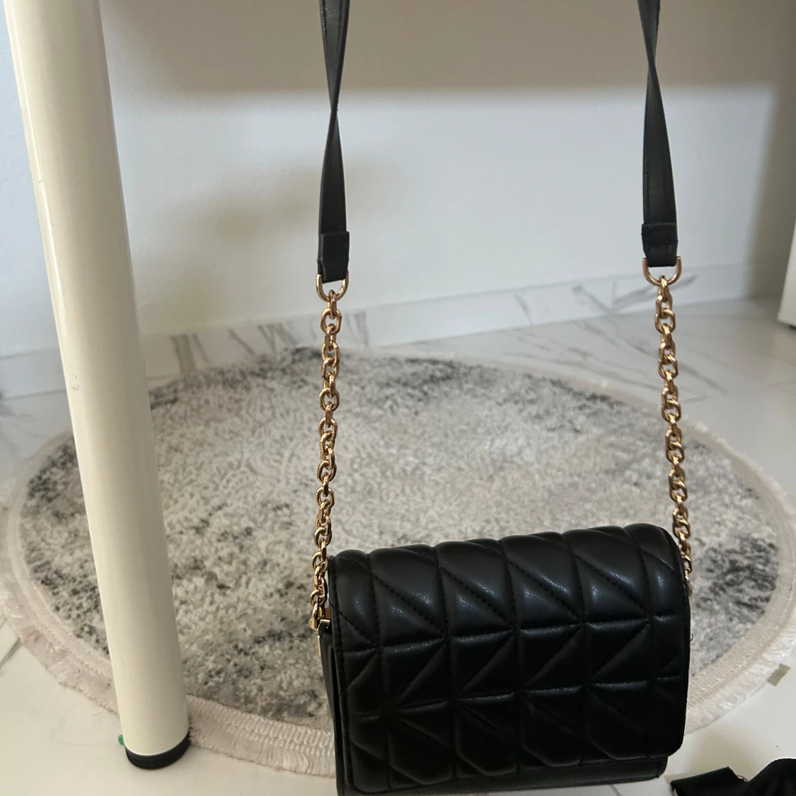 Svart quiltad axelväska från MNG