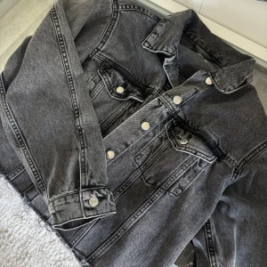 Grå jeansjacka - Bra skick, knappt använd