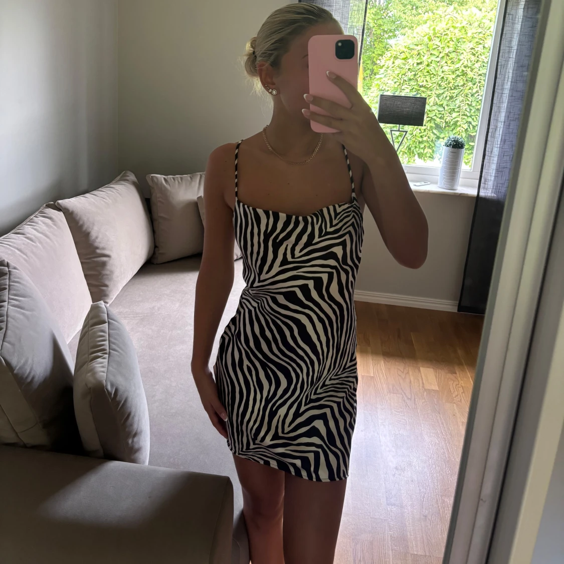 Zebramönstrad kort klänning med smala axelband - 1