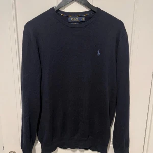 Ralph Lauren tröja - Perfekt skick, inga defekter eller skador. Slimfit pima cotton. Köp för endast 499kr