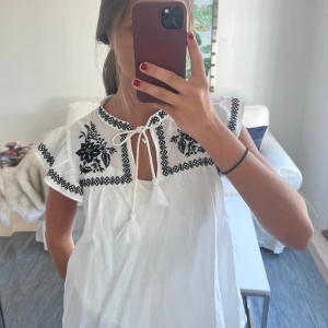 Vit blus med broderidetaljer - Supersöt blus med balla detaljer från hm💕 super fin till en kjol elelr jeans!!!