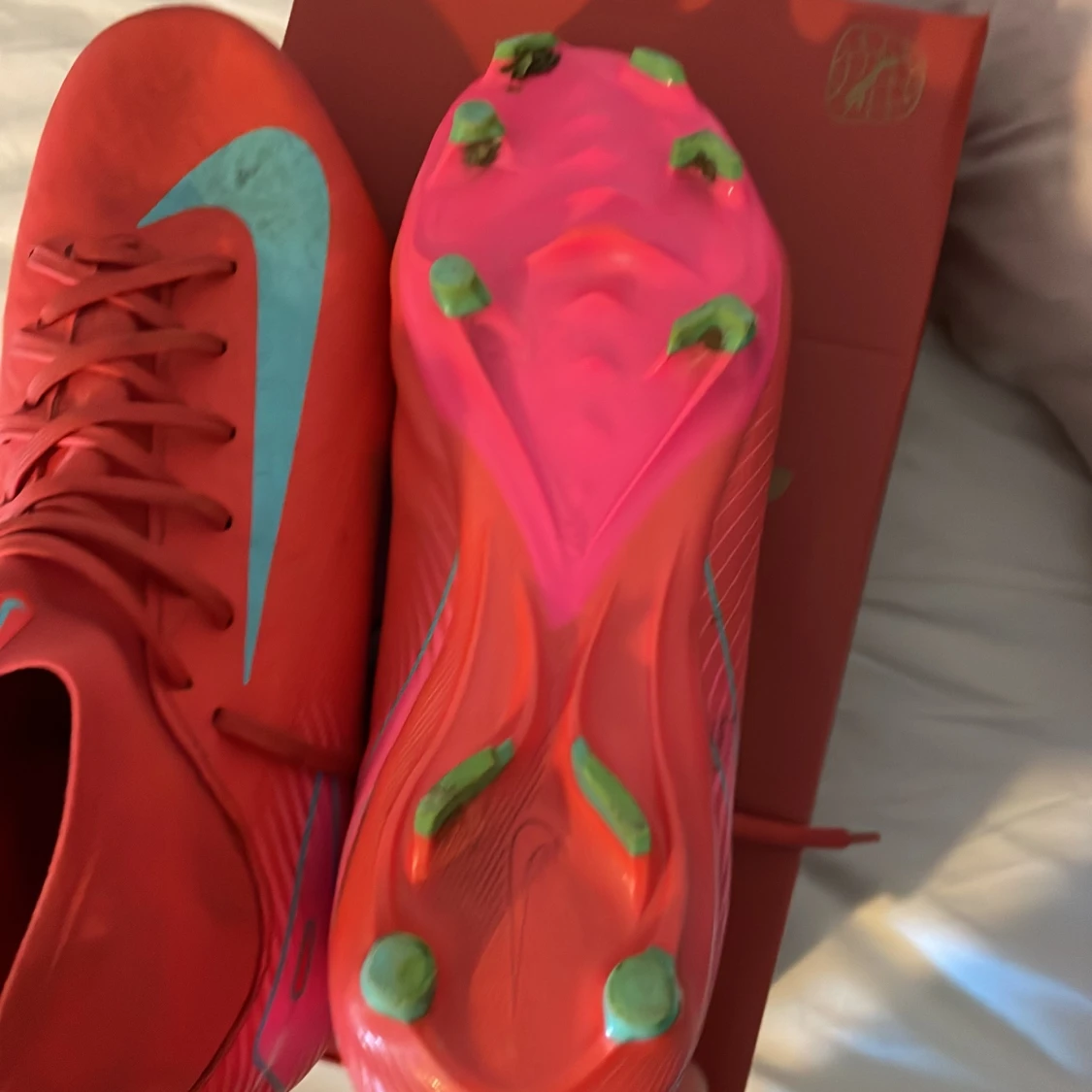 Röda Nike fotbollsskor med turkos swoosh - 3