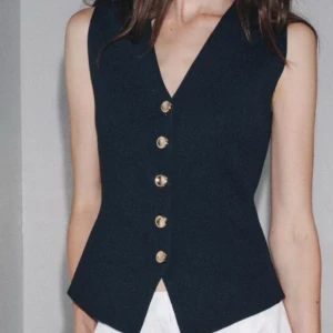 Mörkblå väst med guldknappar - Slät stickad tröja från Zara, använd 1 gång så den är alltså i nytt skick.