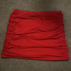 Röd kjol - Oanvänd 