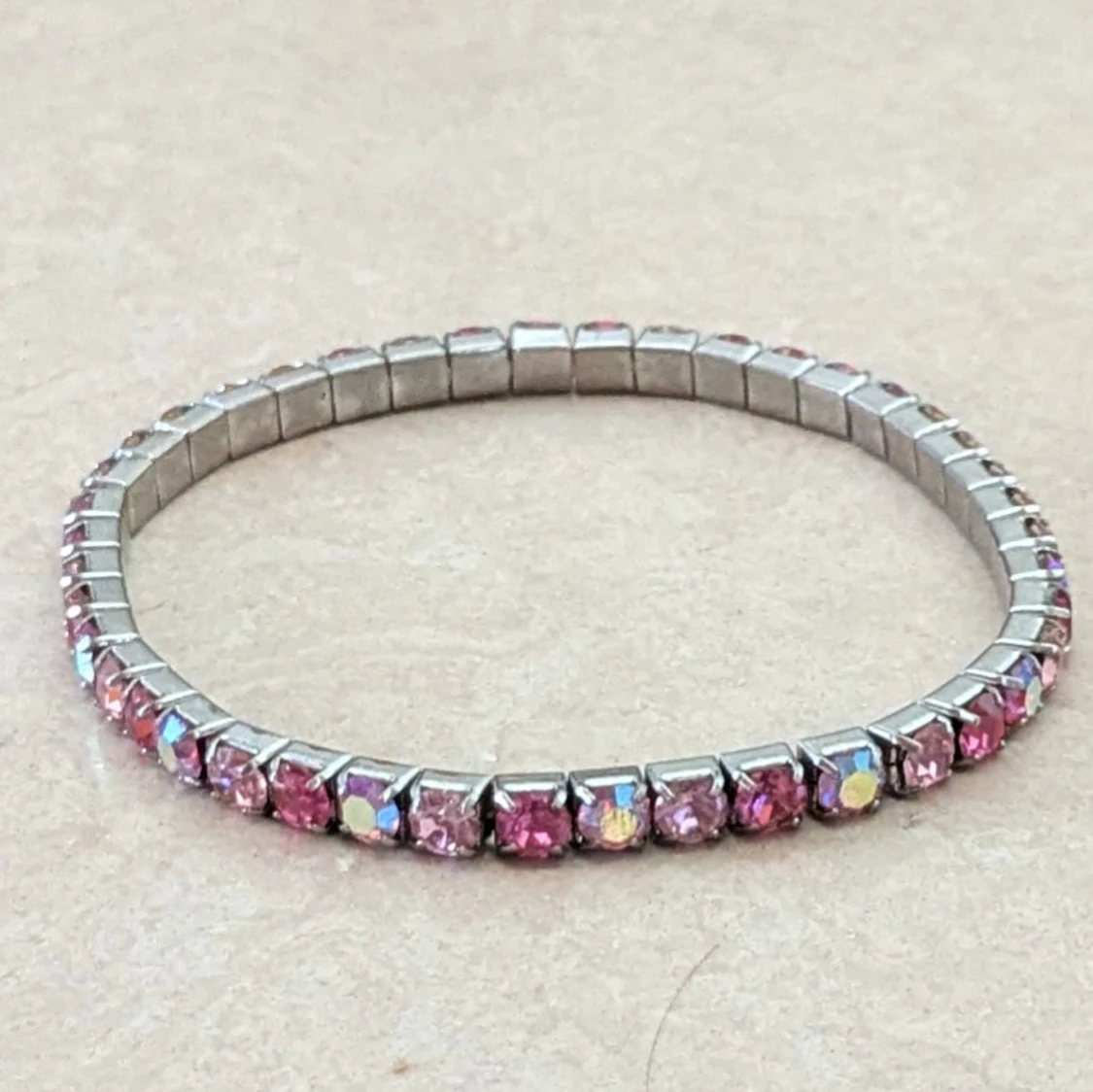 Glittrigt rosa armband med stenar