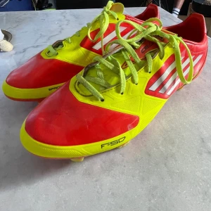 Fotbollsskor - Fina fotbollsskor från Adidas dubbarna är bara lite smutsiga annars är skorna i riktigt bra skick. Storlek 41