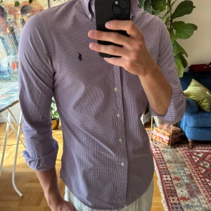 Rutig skjorta från Ralph Lauren - Säljer min Ralph lauren skjorta. Sjukt bra skick men kan ändå diskutera priset och om du har någon fråga eller vill ha fler bilder så är det bara att skriva! 
