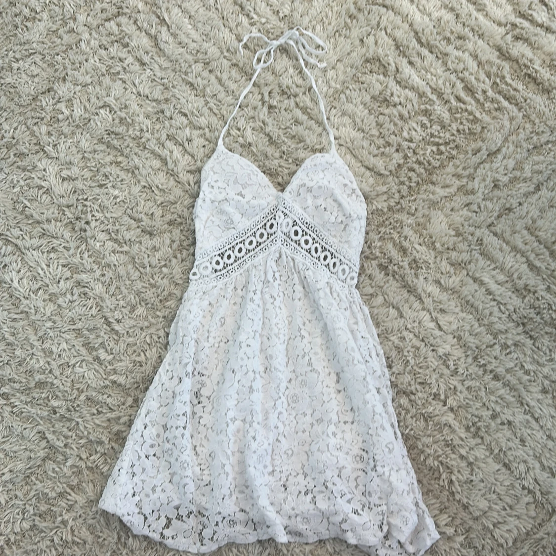Vit spetsklänning med snörning öppne rygg  - 1