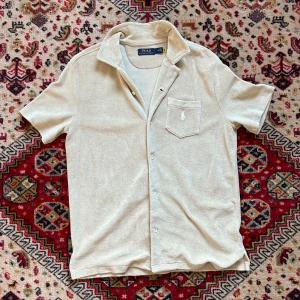 Skjorta ifrån Ralph Lauren - Sommarskjorta ifrån Ralph Lauren. Den är i sånt handduksmaterial eller vad man nu säger. Använd men inga fel på den 