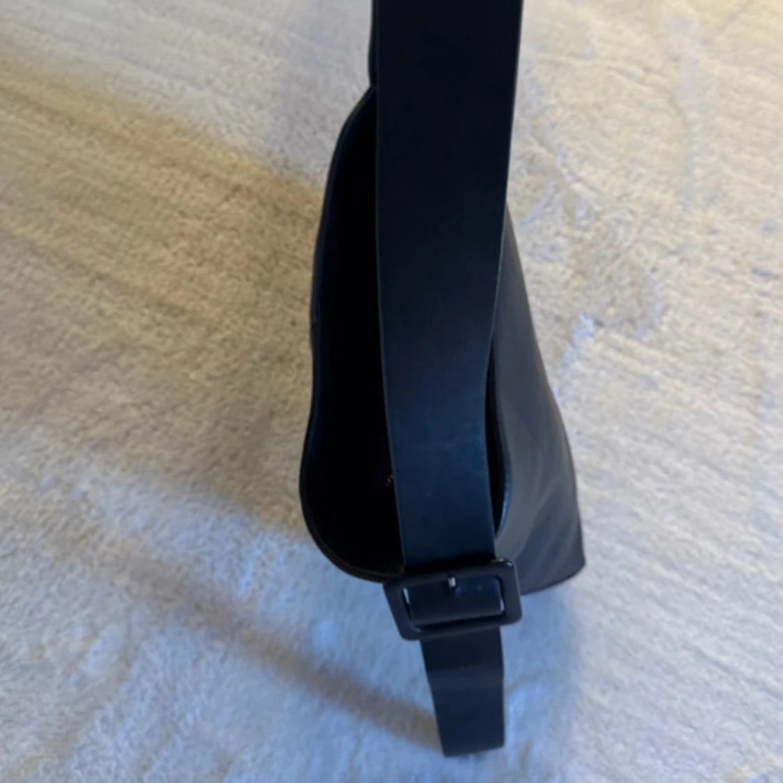 Svart axelväska i imitation av skinn med spänne - 2