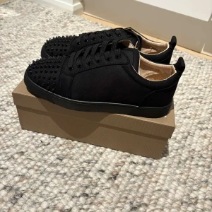 Svarta sneakers från Christian Louboutin - Helt nya svarta Christian Louboutin med spikar. Box tags allt of medföljer helt nya, skriv vid intresse
