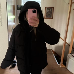 Svart pufferjacka från H&M XS - Hej, säljer denna hm jacka då den inte kommer till andvändning längre. Den är i storlek xs och är varm till vintern. Jackan har ett litet hål som man ser på bilden, därav priset. Priset kan diskuteras💕