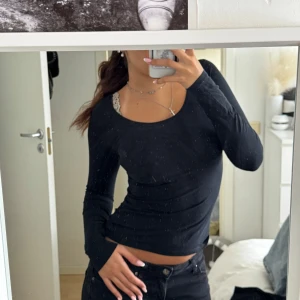 Svart långärmad tröja  - Svart långärmad tröja 