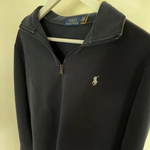 Ralph lauren half zip - || Fet Ralph lauren halt zip || Så gott som ny || Köpt på zalando så kvitto finns || Srl M || Hör av er för frågor eller funderingar! ||