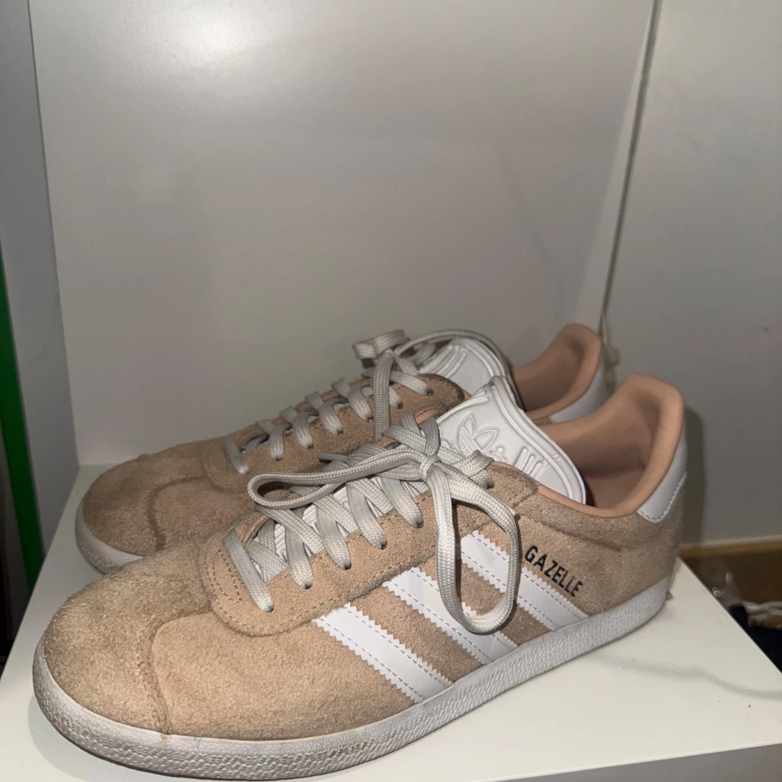 Beige/rosa Adidas Gazelle sneakers