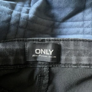 Svarta bootcut jeans från ONLY M/30 - Säljer ett par svarta bootcut jeans från ONLY i modellen Royal Low Waist Sweet Flared. Jeansen har låg midja och utsvängda ben, klassisk femficksdesign och är tillverkade i mjukt denimtyg. Perfekta för dig som gillar en retro vibe och snygg passform. Själv har jag st S så de passar både S OCH M